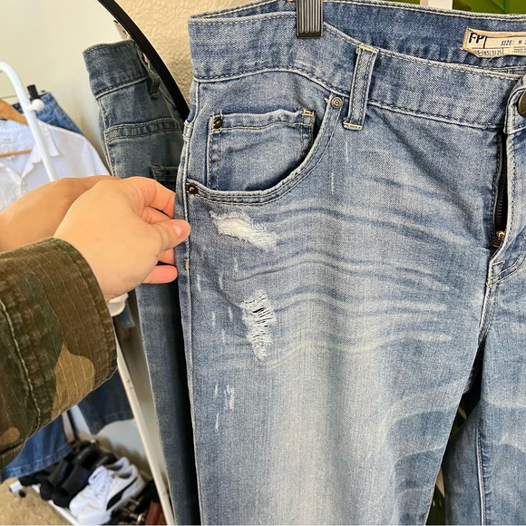✨ Free People Light Wash Relaxed Distressed Straight Leg Denim Jeans Sz W30 - Picture 6 of 10